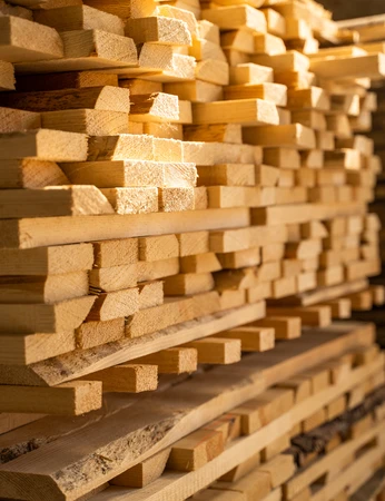 su&scaron;en&eacute; dřevo připraven&eacute; k v&yacute;robě n&aacute;bytku